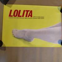 lolita filmplakat peter sellers. Gul baggrund med en fod og en del af resten af benet på en kvinde.